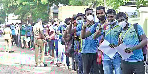 சேலம் குமாரசாமிப்பட்டி ஆயுதப்படை மைதானத்தில் இரண்டாம் நிலை காவலர் பணியிடங்களுக்கான உடல்தகுதித் தேர்வு நேற்று 3-வது நாளாக நடைபெற்றது. இதில், பங்கேற்க நீண்ட வரிசையில் காத்திருந்த இளைஞர்கள் தாங்கள் வெற்றியுடன் திரும்புவோம் என்பதை சுட்டிக்காட்டும் விதமாக கட்டை விரலை உயர்த்திக்காட்டினர். படம்: எஸ்.குரு பிரசாத்