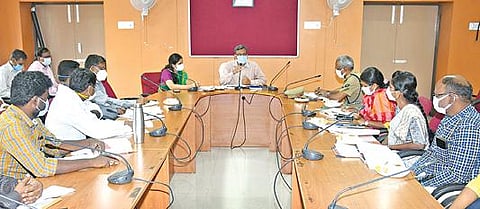 ஜவ்வரிசியில் கலப்படத்தை தடுக்க உற்பத்தியாளர்களிடம் விழிப்புணர்வு ஏற்படுத்துவது தொடர்பாக சேலம் ஆட்சியர் அலுவலகத்தில் கண்காணிப்புக் குழு கூட்டம் நடந்தது. இதில், ஆட்சியர் கார்மேகம் பேசினார். உடன் சேகோ சர்வ் இயக்குநர் பத்மஜா உள்ளிட்டோர்.