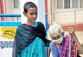 குவைத்தில் தவிக்கும் தனது தாயை மீட்கக்கோரி பாட்டியுடன் சிவகங்கை ஆட்சியர் அலுவலகத்துக்கு மனு அளிக்க வந்த கீர்த்தனா. (வலது) சித்ரா.