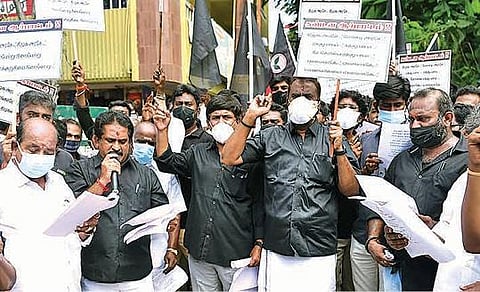 - தேர்தல் வாக்குறுதிகளை நிறைவேற்றக்கோரி அதிமுக ஆர்ப்பாட்டம் :