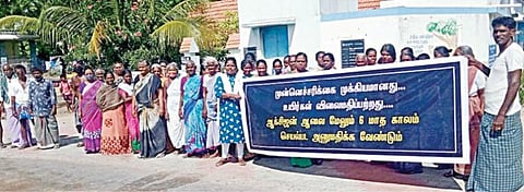 தூத்துக்குடி அருகே உள்ள சாமிநத்தம் கிராமத்தில் ஆர்ப்பாட்டம் நடத்திய பொதுமக்கள்.