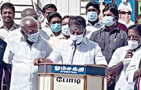 சேலத்தில் அதிமுக இணை ஒருங்கிணைப்பாளர் பழனி சாமி தலைமையில் ஆர்ப்பாட்டம் நடத்திய அதிமுகவினர். படம்: எஸ்.குரு பிரசாத்