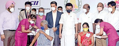 தனியார் மருத்துவமனைகளில் இலவச கரோனா தடுப்பூசி போடும் திட்டத்தை சென்னை ஆழ்வார்பேட்டையில் உள்ள காவேரி மருத்துவமனையில் முதல்வர் ஸ்டாலின் நேற்று தொடங்கி வைத்தார். உடன், சுகாதாரத் துறை அமைச்சர் மா.சுப்பிரமணியன், சுகாதாரத் துறை செயலர் ஜெ.ராதாகிருஷ்ணன், சென்னை மாநகராட்சி ஆணையர் ககன்தீப் சீங் பேடி, எம்எல்ஏக்கள் என்.எழிலன், த.வேலு மற்றும் மருத்துவமனை நிர்வாகிகள்.படம்: க.பரத்