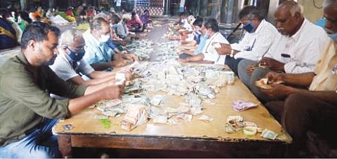 தி.மலை அண்ணாமலையார் கோயிலில் உண்டியல் காணிக்கையை எண்ணும் பணி நேற்று நடைபெற்றது. படம்:இரா.தினேஷ்குமார்.