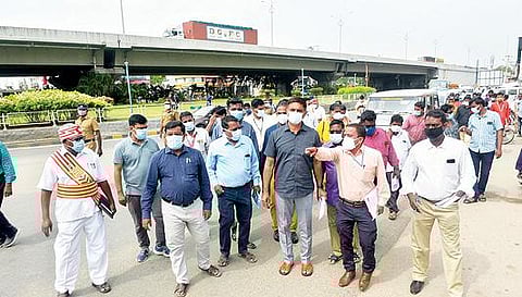 வேலூர் புதிய பேருந்து நிலையம் அருகே கிரீன் சர்க்கிள் பகுதியில் தேசிய நெடுஞ் சாலை அலுவலர்களுடன் ஆய்வு செய்த மாவட்ட ஆட்சியர் குமாரவேல் பாண்டியன். படம்: வி.எம்.மணிநாதன்.