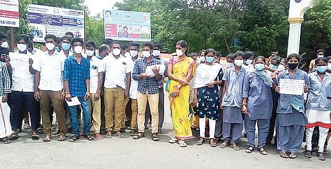 திருவண்ணாமலை மாவட்ட ஆட்சியரிடம் நேற்று மனு கொடுக்க வந்த பணி நீக்கம் செய்யப்பட்ட தற்காலிக உதவி செவிலியர்கள்.