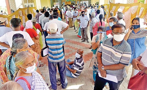 15 நாட்களுக்குப் பிறகு 10,500 டோஸ் வரத்து; கோவாக்சின் தடுப்பூசி செலுத்த குவிந்த மக்கள்: 6 மணி நேரத்துக்கு மேல் காத்திருக்க நேரிட்டதால் பாதிப்பு