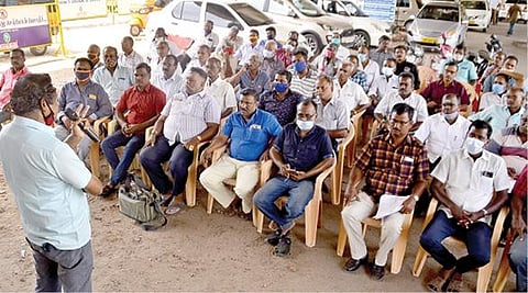 திருநெல்வேலி வண்ணார்பேட்டையில் ஆர்ப்பாட்டத்தில் ஈடுபட்ட அரசு விரைவு போக்குவரத்து ஊழியர் சங்கத்தினர். படம்: மு.லெட்சுமி அருண்