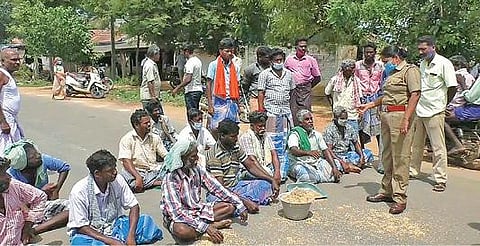 முஷ்ணத்தில் விவசாயிகள் சாலை மறியல் போராட்டத்தில் ஈடுபட்டனர்.