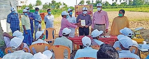 உச்சிமேட்டில் பயிர் மேலாண் பண்ணைப் பள்ளி தொடக்க விழா நடைபெற்றது.