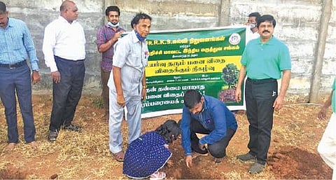 கள்ளக்குறிச்சியில் ஆர்கேஎஸ் கல்வி நிறுவனமும், மாவட்ட இந்திய மருத்துவ சங்கமும் இணைந்து நடத்திய உயர்வு தரும் விதை விதைக்கும் நிகழ்வில் கல்லூரி நிர்வாகிகள் பனை விதைகளை விதைத்தனர்.