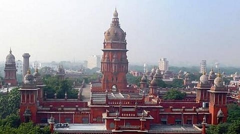 சாலைகளை ஆக்கிரமித்து கோயில்கள் கட்ட எந்த கடவுளும் கேட்பதில்லை: உயர் நீதிமன்ற நீதிபதிகள் வேதனை