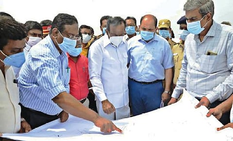 ஈரோடு சோலாரில் புதிய பேருந்து நிலையம் அமையவுள்ள இடத்தில் வீட்டுவசதித்துறை அமைச்சர் சு.முத்துசாமி நேற்று ஆய்வு மேற்கொண்டார்.