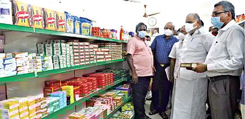 சேலம் சுகவனேஸ்வரர் கோயில் அருகேயுள்ள கூட்டுறவு பல்பொருள் அங்காடியில் கூட்டுறவுத் துறை அமைச்சர் ஐ.பெரியசாமி ஆய்வு மேற்கொண்டார். உடன் கூட்டுறவுத் துறை பதிவாளர் சண்முகசுந்தரம், ஆட்சியர் கார்மேகம், எம்எல்ஏ ராஜேந்திரன் உள்ளிட்டோர். படம்: எஸ்.குரு பிரசாத்