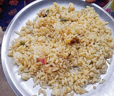 திருப்பூர் மாவட்டம் உடுமலை வட்டத்துக்கு உட்பட்ட மலைக் கிராமமான காட்டுப்பட்டியில் ரேஷன் பொருட்களை புறக்கணித்து, போராட்டத்தில் ஈடுபட்ட மலைவாழ் மக்கள்.(அடுத்த படம்) தரமற்ற வகையில் விநியோகிக்கப்பட்டதாக கூறப்படும் ரேஷன் அரிசியில் சமைக்கப்பட்ட உணவு.