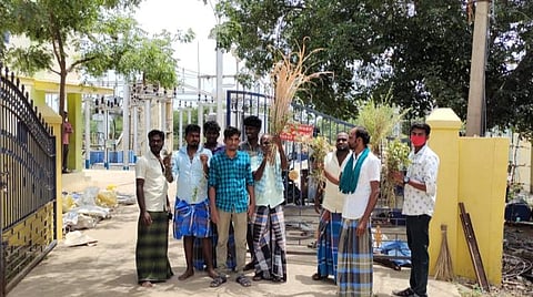 மின்மாற்றியைச் சீரமையுங்கள்: காய்ந்த பயிர்களுடன் துணை மின்நிலையத்தை முற்றுகையிட்ட விவசாயிகள்