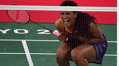 டோக்கியோ ஒலிம்பிக்: ஜப்பான் வீராங்கனையை வீழ்த்தி அரையிறுதிக்கு முன்னேறினார் பி.வி. சிந்து