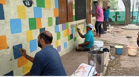 சுவரோவியங்கள் மூலமும் கற்பிப்பு: 'பட்டாம்பூச்சி' அரசுப் பள்ளி ஆசிரியர் குழுவுக்குப் பாராட்டு விழா