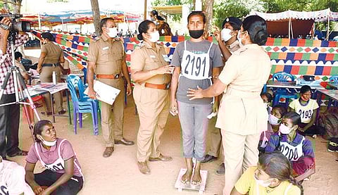 தி.மலை ஆயுதப்படை மைதானத்தில் நேற்று நடைபெற்ற 2-ம் நிலை காவலருக்கான உடற்தகுதி தேர்வில் பங்கேற்ற பெண்ணுக்கு உயரம் அளவீடு செய்யப்பட்டது.