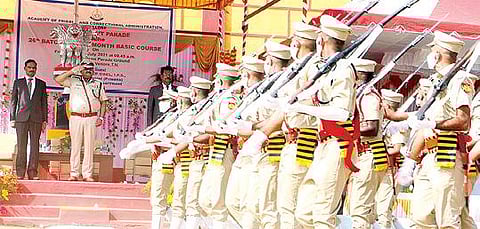 வேலூர் தொரப்பாடியில் உள்ள ஆப்காவில் நடைபெற்ற பயிற்சி நிறைவு விழாவில், புதுடெல்லி சிறைத்துறை தலைவர் சந்திப் கோயல் அணிவகுப்பு மரியாதையை நேற்று ஏற்றுக் கொண்டார்். படம்: வி.எம்.மணிநாதன்.