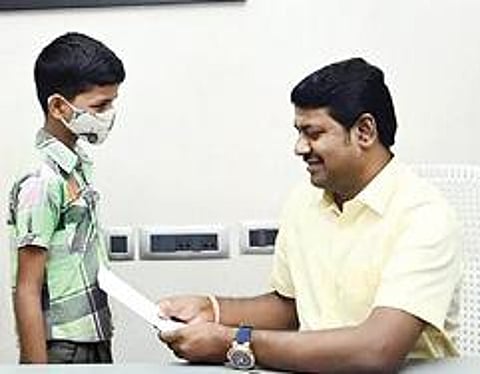 எம்எல்ஏ சீ.கதிரவனிடம் மனு அளித்த மாணவர் பா.ரித்தீஷ்.