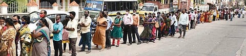 கோவாக்சின் இரண்டாம் தவணை தடுப்பூசி செலுத்திக் கொள்ள திருச்சி தேவர் ஹாலில் இருந்து சிங்கார தோப்பு வரை மேலரண் சாலையில் நேற்று நீண்ட வரிசையில் காத்திருந்த பொதுமக்கள்.படம்: ஜி.ஞானவேல்முருகன்