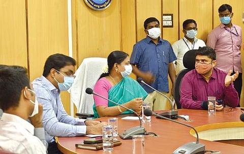 தூத்துக்குடி ஸ்மார்ட் சிட்டி திட்டப்பணிகள் குறித்து அமைச்சர் பெ.கீதாஜீவன் ஆய்வு நடத்தினார். மாவட்ட சிறப்பு கண்காணிப்பு அலுவலர் கோ.பிரகாஷ், மாவட்ட ஆட்சியர் கி.செந்தில் ராஜ் உள்ளிட்டோர் கலந்து கொண்டனர். படம்: என்.ராஜேஷ்