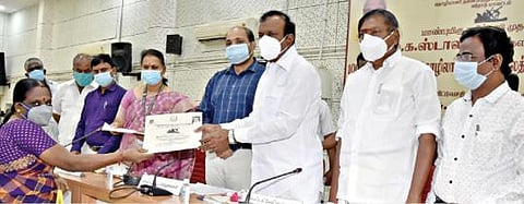 ஈரோடு ஆட்சியர் அலுவலகத்தில் நடந்த நிகழ்ச்சியில், அமைப்பு சாரா தொழிலாளிக்கு வீட்டுவசதித்துறை அமைச்சர் சு.முத்துசாமி நலத்திட்ட உதவி வழங்கினார்.