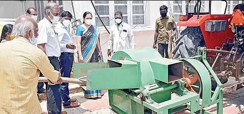 குறைதீர் கூட்டத்தின் போது வேளாண் பொறியியல் துறை மூலம் குறைந்த வாடகைக்கு வழங்கப்படும் இயந்திரங்களை பார்வையிடுகிறார் மாவட்ட ஆட்சியர் ஆர்த்தி.