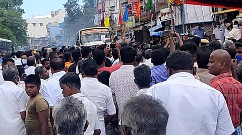 திருப்புவனத்தில் நரிக்குடி சாலை முக்கில் அமைச்சர் ராஜகண்ணப்பன் பங்கேற்ற விழாவில், சாலையை மறித்து நின்ற கட்சியினர்.