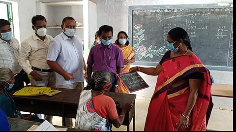 புதுக்கோட்டை மாவட்டம் மேட்டுப்பட்டியில் நடைபெற்ற மதிப்பீட்டுப் பணியை ஆய்வு செய்கிறார் மாவட்ட முதன்மைக் கல்வி அலுவலர் த.விஜயலட்சுமி.