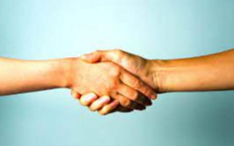 இளையான்குடி அருகே ஊராட்சித் தலைவர் குடும்பத்தையும், சொந்த சமூகத்தினரையும் ஒன்று சேர்த்து வைத்த அதிகாரிகள்