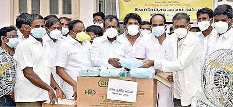 கோபி அரசு மருத்துவமனை பயன்பாட்டிற்காக, கோபி வட்டார ஆசிரியர் கூட்டணி சார்பில் வழங்கப்பட்ட பல்வேறு மருத்துவ உபகரணங்களை, அமைச்சர் சு.முத்துசாமி மருத்துவமனை நிர்வாகத்திடம் ஒப்படைத்தார். அருகில் எம்எல்ஏ ஏ.ஜி.வெங்கடாசலம், மாவட்ட வருவாய் அலுவலர் முருகேசன்.