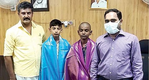 சிவகங்கை மாவட்ட ஆட்சியர் அலுவலகத்தில் சோலார் சைக்கிளை வடிவமைத்த மாணவர்கள் வீரகுருஹரிகிருஷ்ணன், சம்பத்கிருஷ்ணன் ஆகியோரை மாவட்ட ஆட்சியர் பி.மதுசூதன்ரெட்டி பாராட்டினார். அருகில், மாணவர்களின் தந்தை வீரபத்திரன்.