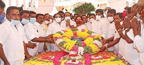 மறைந்த முன்னாள் அமைச்சர் வே.தங்கபாண்டியன் நினைவிடத்தில் அஞ்சலி செலுத்திய அமைச்சர்கள் சாத்தூர் ராமச்சந்திரன், தங்கம்தென்னரசு, தமிழச்சி தங்கபாண்டியன் எம்.பி. உள்ளிட்டோர்.