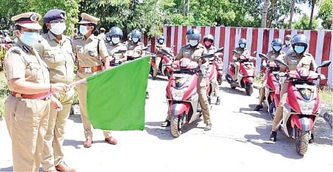 திண்டுக்கல்லில் பெண்கள், குழந்தைகள் பாதுகாப்புக்கான ‘தோழி’ திட்டத்தை தொடங்கி வைத்த டி.ஐ.ஜி. விஜயகுமாரி. உடன் மாவட்ட காவல் கண்காணிப்பாளர் ரவளிபிரியா.