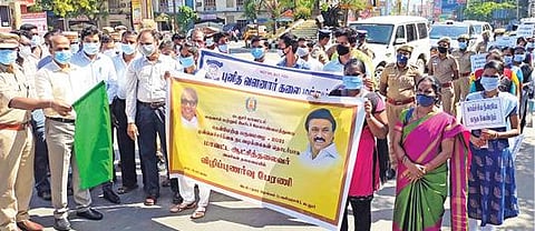 கடலூரில் நடைபெற்ற தென்மேற்கு பருவமழை முன்னெச்சரிக்கை விழிப்புணர்வு பேரணியை மாவட்ட ஆட்சியர் கி.பாலசுப்ரமணியம் தொடங்கி வைத்தார்.