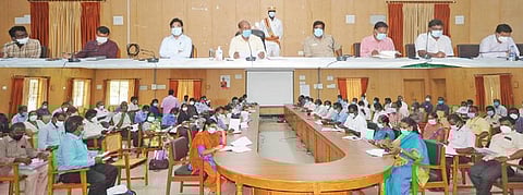 கரோனா விழிப்புணர்வு வாரம் கடைபிடிப்பது குறித்த ஆய்வுக்கூட்டம் கடலூரில் நடைபெற்றது.