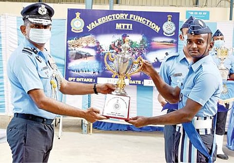 ஆவடி விமானப்படை பயிற்சி நிலையத்தில் நேற்று நடைபெற்ற பயிற்சி நிறைவு விழாவில், பயிற்சியில் சிறந்த விளங்கிய வீரர்களுக்கு கோப்பையை பரிசாக வழங்குகிறார் பயிற்சி மையத்தின் தலைவர் ஏர் கமாடோர் எஸ்.சிவக்குமார்.