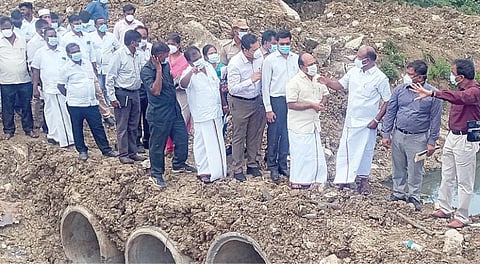 பெரும்பாக்கத்தில் உயர்நிலைப் பாலத்துக்கு அடிக்கல் நாட்டி, பணிகள் தொடர்பாக ஆய்வு மேற்கொண்ட ஊரக வளர்ச்சித் துறை அமைச்சர் கே.ஆர்.பெரியகருப்பன், ஊரக தொழில்துறை அமைச்சர் தா.மோ.அன்பரசன். படம்: பெ.ஜேம்ஸ்குமார்