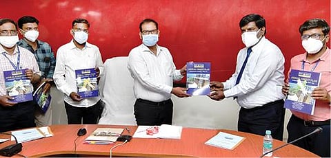 கிருஷ்ணகிரி மாவட்ட ஆட்சியர் அலுவலகத்தில் வருடாந்திர கடன் திட்ட அறிக்கையை ஆட்சியர் ஜெயசந்திர பானு ரெட்டி வெளியிட்டார்.