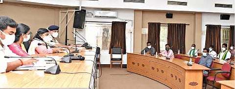 கொல்லிமலை வல்வில் ஓரி நிகழ்ச்சி தொடர்பான ஆலோசனைக் கூட்டத்தில் மாவட்ட ஆட்சியர் ஸ்ரேயா சிங் பேசினார். அருகில் மாவட்ட காவல் கண்காணிப்பாளர் சரோஜ்குமார் தாகூர்.