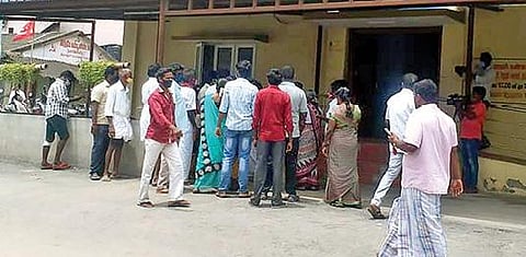 திருப்பத்தூர் எஸ்பி அலுவலகத்தை நேற்று முற்றுகையிட்ட பொதுமக்கள்.