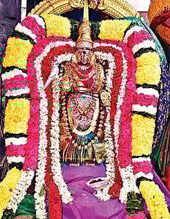 ஆடிப்பூர விழாவையொட்டி, திருவண்ணாமலை அண்ணாமலையார் கோயிலில் உள்ள தங்கக் கொடிமரத்தில் நேற்று சிவாச்சாரியார்கள் கொடியேற்றினர். அடுத்த படம்: சிறப்பு அலங்காரத்தில் பராசக்தி அம்மன்.