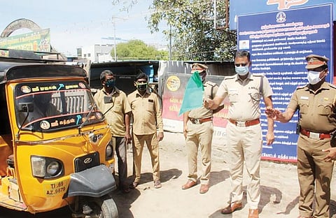 தூத்துக்குடியில் கரோனா விழிப்புணர்வு ஆட்டோ பேரணியை எஸ்பி ஜெயக்குமார் கொடியசைத்து தொடங்கி வைத்தார்.