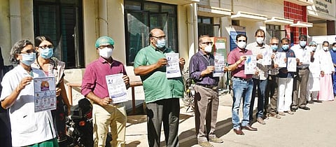 தூத்துக்குடி அரசு மருத்துவக் கல்லூரி மருத்துவமனை வளாகத்தில் நடைபெற்ற கரோனா விழிப்புணர்வு நிகழ்ச்சியில் டீன் டி.நேரு உள்ளிட்டோர் பங்கேற்று விழிப்புணர்வு துண்டு பிரசுரங்களை வெளியிட்டனர். படம்: என்.ராஜேஷ்