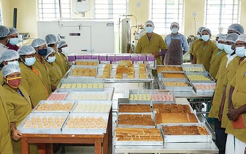 தூத்துக்குடி மீன்வளக் கல்லூரியில் நடைபெற்ற கடற்பாசி அடுமனை பொருட்கள் தயாரிப்பு பயிற்சியில் பங்கேற்ற பெண்கள்.