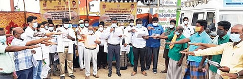 கள்ளக்குறிச்சியில் ஆட்சியர் பி. என். தர் தலைமையில் பொதுமக்கள் கரோனா விழிப்புணர்வு உறுதிமொழி எடுத்துக்கொண்டனர்.