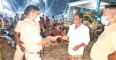 கடலூர் துறைமுகத்தில் மீன்வாங்க வந்த பொதுமக்களுக்கு போலீஸார் முகக்கவசம் கொடுத்து அறிவுரை வழங்கினர்.