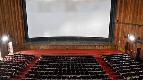 புதுச்சேரியில் அனுமதியளித்தும் திறக்கப்படாத திரையரங்குகள்: மதுபார்கள் இயங்கத் தொடங்கின